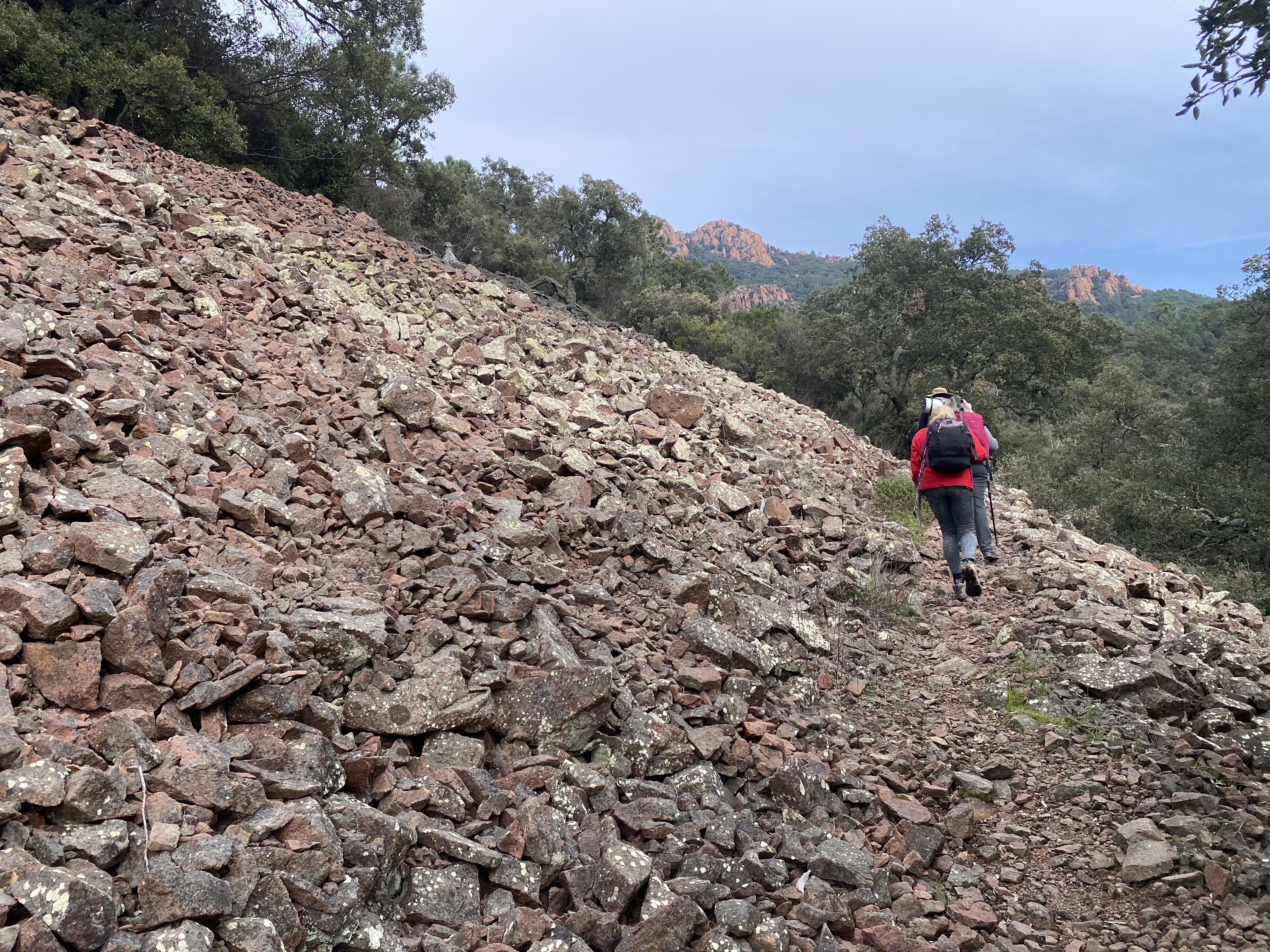 Traversée d'un grand pierrier
